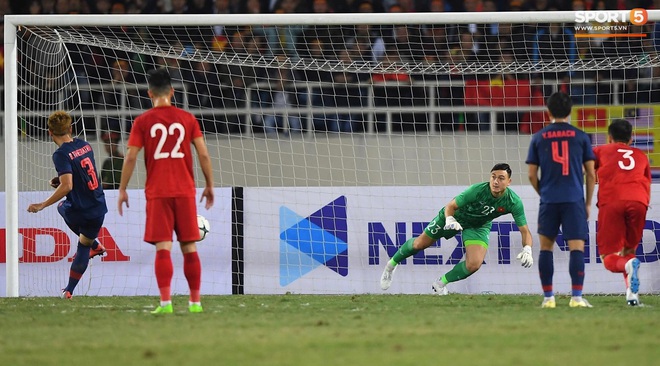 Ngầu như Đặng Văn Lâm: Xốc lại tinh thần cho đồng đội khi bị phạt penalty, rồi cản phá xuất thần cứu bàn thua trông thấy - Ảnh 2. Ngầu như Đặng Văn Lâm: Xốc lại tinh thần cho đồng đội khi bị phạt penalty, rồi cản phá xuất thần cứu bàn thua trông thấy - Ảnh 2.