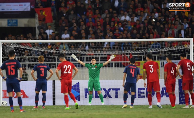 Ngầu như Đặng Văn Lâm: Xốc lại tinh thần cho đồng đội khi bị phạt penalty, rồi cản phá xuất thần cứu bàn thua trông thấy - Ảnh 1. Ngầu như Đặng Văn Lâm: Xốc lại tinh thần cho đồng đội khi bị phạt penalty, rồi cản phá xuất thần cứu bàn thua trông thấy - Ảnh 1.
