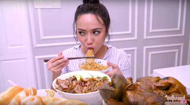 Diệu Nhi là nghệ sĩ Vbiz đầu tiên có series mukbang trên Youtube: ăn khoẻ bất ngờ, độ “lầy lội” thì khỏi bàn! - Ảnh 13.