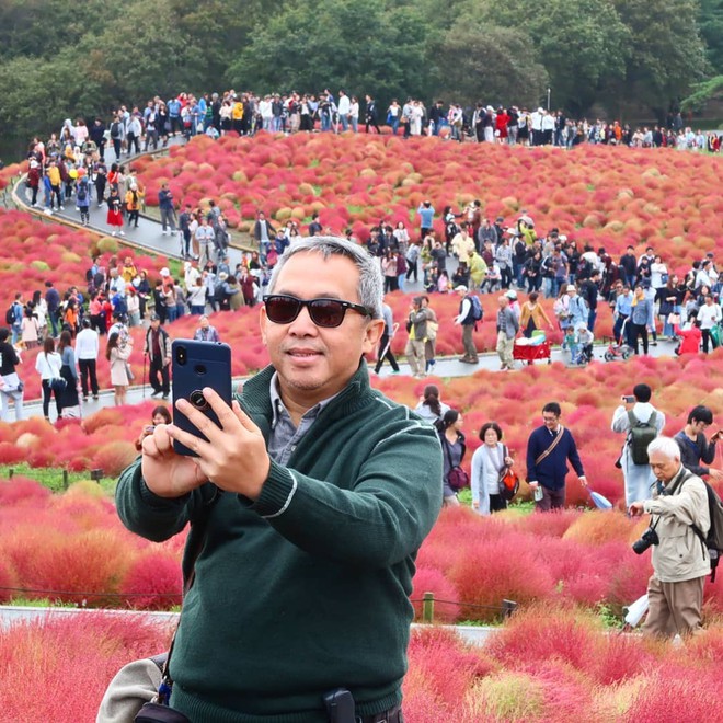 Đẹp nhất Nhật Bản mùa này chính là đồi cỏ Kochia đỏ rực, du khách đua nhau check-in đông không thấy lối đi - Ảnh 19.