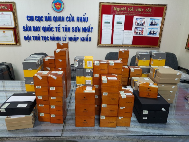 Bắt 3 va li chứa gần 2.500 điếu xì gà nhập lậu về sân bay Tân Sơn Nhất - Ảnh 1.