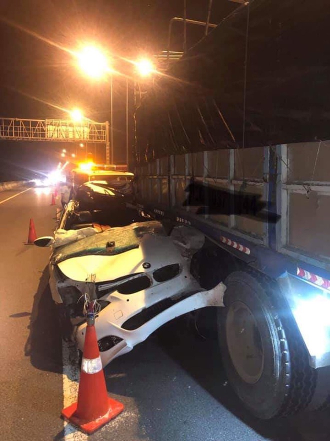 TP.HCM: Xe BMW dính chặt vào xe tải trên cao tốc sau tai nạn, tài xế tử vong - Ảnh 1.