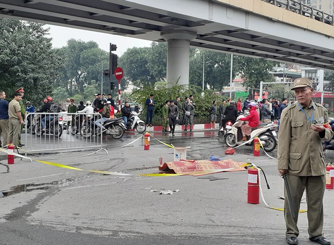 Tạm giữ hình sự nữ tài xế đi giày cao gót lái xe ô tô Mercedes gây tai nạn liên hoàn trên đường Lê Văn Lương - Ảnh 1.