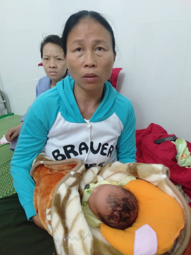 Nghệ An: Bé trai sinh mổ bị dao cắt rách đầu, khâu 6 mũi - Ảnh 1. Nghệ An: Bé trai sinh mổ bị dao cắt rách đầu, khâu 6 mũi - Ảnh 1.