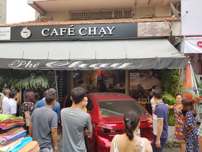 Ô tô lao vào quán cà phê Chạy ở Sài Gòn, nhiều khách tháo chạy tán loạn - Ảnh 2.