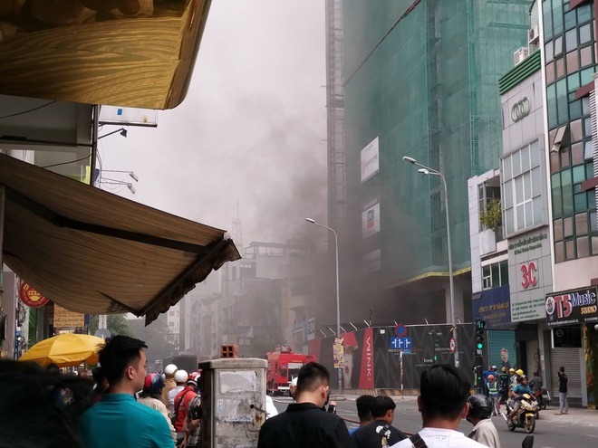Trung tâm Sài Gòn náo loạn vì cháy công trình cao ốc khách sạn - Ảnh 2.