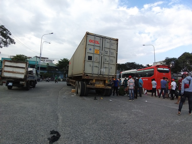 TP.HCM: Vợ tử vong tại chỗ, chồng nguy kịch vì bị xe container cuốn vào gầm sau va chạm - Ảnh 2.