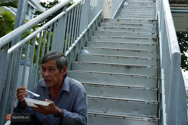 Phía sau cảnh xếp dép giữ chỗ trước BV Ung Bướu Sài Gòn: Gã giang hồ hoàn lương, 6 năm phát cơm miễn phí cho người nghèo - Ảnh 8.
