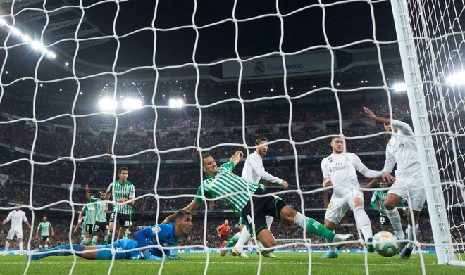 Bom tấn ăn mừng hụt bàn thắng, Real Madrid lỡ cơ hội vàng đánh chiếm ngôi đầu La Liga của kình địch Barcelona - Ảnh 8.