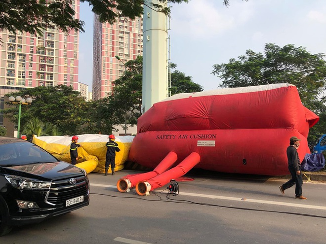 Hà Nội: Nam thanh niên trèo lên cột điện cao thế, tự trèo xuống sau 2 tiếng cố thủ - Ảnh 2.