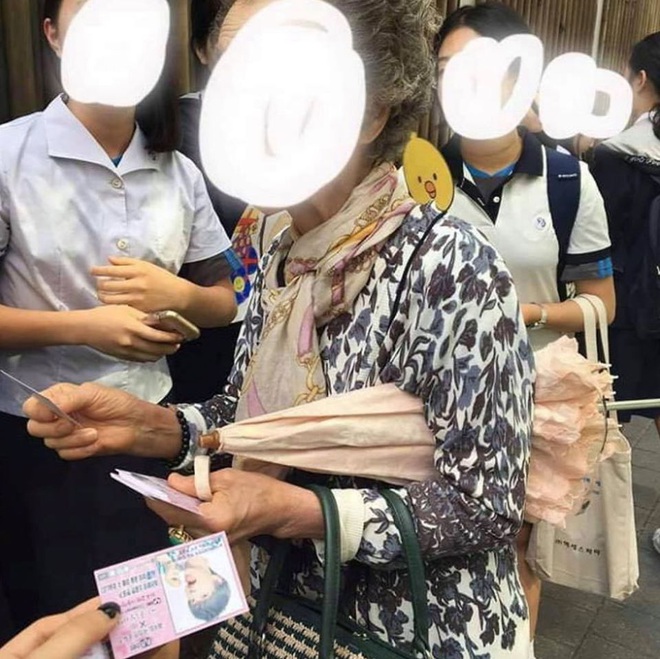 Nhìn lại hình ảnh các phụ huynh bất chấp mưa nắng kêu gọi bình chọn cho con, Mnet có thấy quá nhẫn tâm? - Ảnh 4. Nhìn lại hình ảnh các phụ huynh bất chấp mưa nắng kêu gọi bình chọn cho con, Mnet có thấy quá nhẫn tâm? - Ảnh 4.
