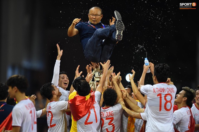 U22 Việt Nam ăn mừng cực cảm xúc khi vô địch SEA Games 30 - Ảnh 2. U22 Việt Nam ăn mừng cực cảm xúc khi vô địch SEA Games 30 - Ảnh 2.