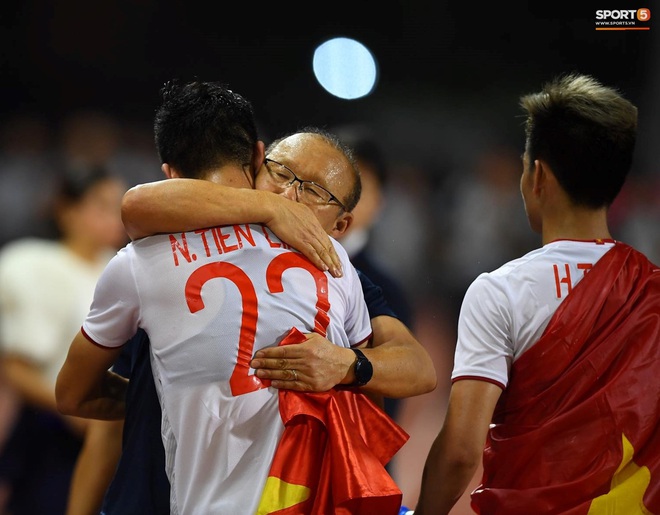 U22 Việt Nam ăn mừng cực cảm xúc khi vô địch SEA Games 30 - Ảnh 3. U22 Việt Nam ăn mừng cực cảm xúc khi vô địch SEA Games 30 - Ảnh 3.