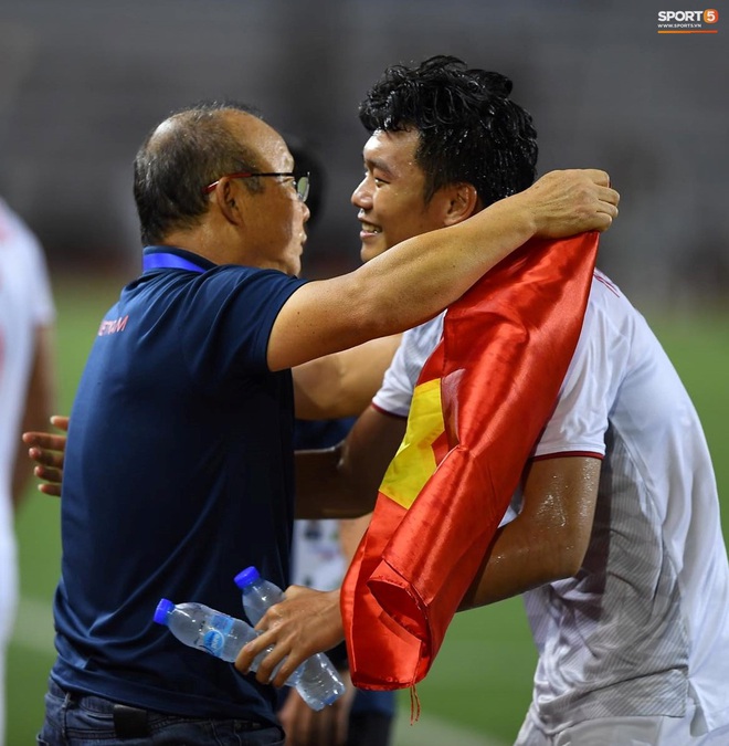 U22 Việt Nam ăn mừng cực cảm xúc khi vô địch SEA Games 30 - Ảnh 4. U22 Việt Nam ăn mừng cực cảm xúc khi vô địch SEA Games 30 - Ảnh 4.