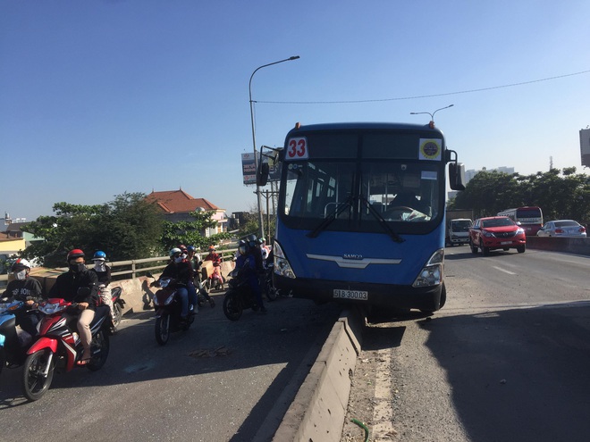 Nhiều người thoát chết khi xe buýt đại náo quốc lộ trèo lên dải phân cách ở Sài Gòn - Ảnh 1.