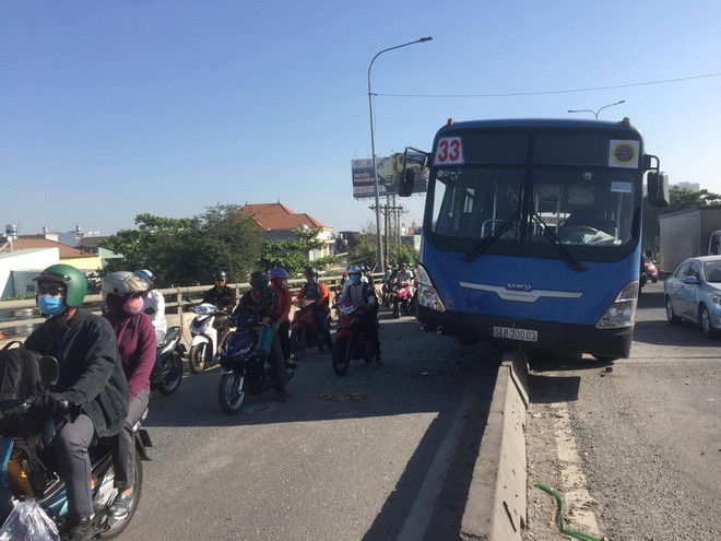 Nhiều người thoát chết khi xe buýt đại náo quốc lộ trèo lên dải phân cách ở Sài Gòn - Ảnh 2.