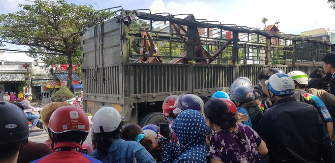 Trên đường tới trường đón con đi học về, người mẹ chết thảm dưới bánh xe tải - Ảnh 6.