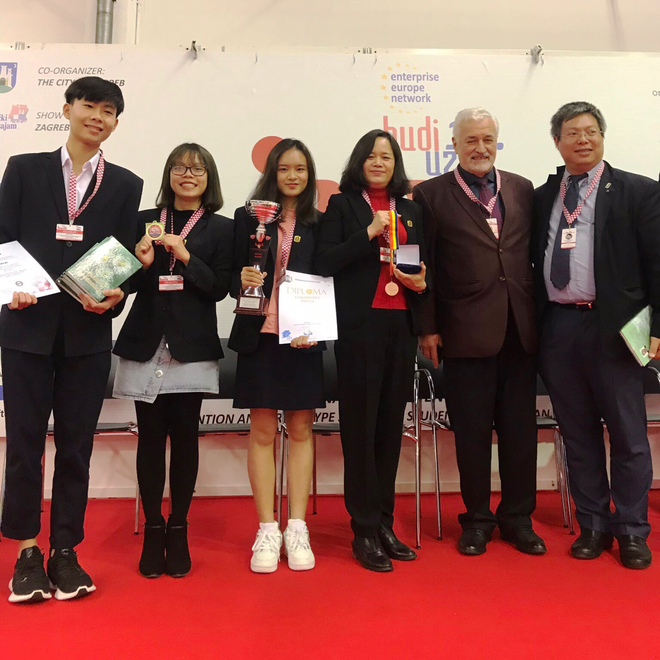 Học sinh Việt Nam được bạn bè quốc tế hết lời khen ngợi khi giành cúp đặc biệt cho đề tài xuất sắc nhất về tính ứng dụng và Huy chương sáng chế Châu  u tại Cuộc thi Phát minh sáng chế quốc tế INOVA năm 2019 - Ảnh 1.