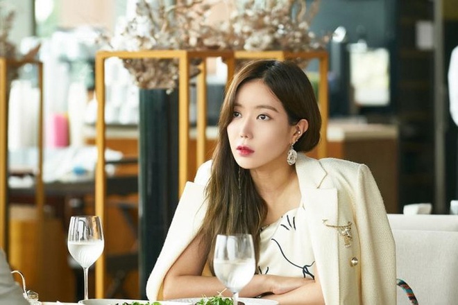 7 nữ chính ấn tượng nhất phim Hàn 2019: IU bứt phá ngoạn mục với bà chủ khách sạn ma - Ảnh 11.