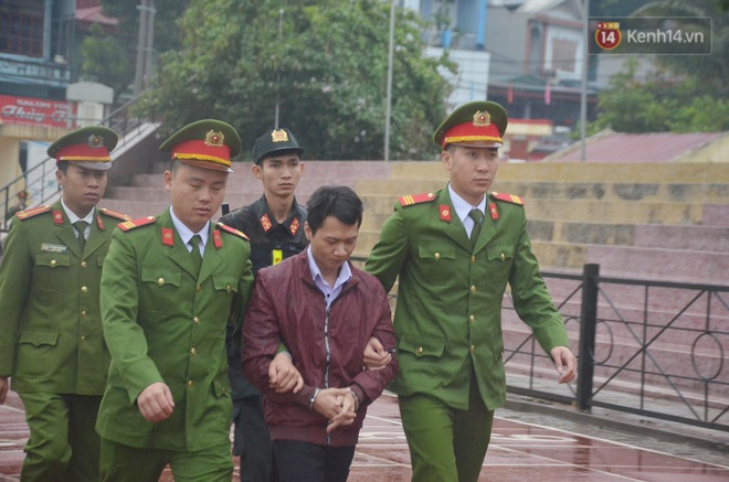 Ngày tuyên án vụ nữ sinh giao gà bị sát hại ở Điện Biên: Gia đình Duyên đeo khăn tang trắng, mang di ảnh đến toà - Ảnh 6. Ngày tuyên án vụ nữ sinh giao gà bị sát hại ở Điện Biên: Gia đình Duyên đeo khăn tang trắng, mang di ảnh đến toà - Ảnh 6.