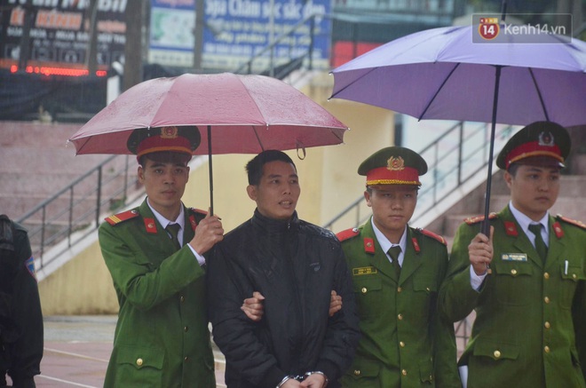 Ngày tuyên án vụ nữ sinh giao gà bị sát hại ở Điện Biên: Gia đình Duyên đeo khăn tang trắng, mang di ảnh đến toà - Ảnh 8. Ngày tuyên án vụ nữ sinh giao gà bị sát hại ở Điện Biên: Gia đình Duyên đeo khăn tang trắng, mang di ảnh đến toà - Ảnh 8.