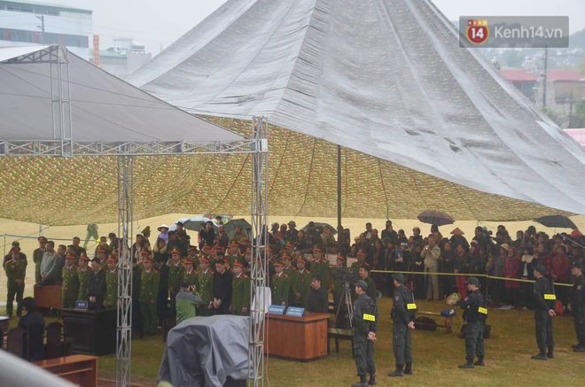 Ngày tuyên án vụ nữ sinh giao gà bị sát hại ở Điện Biên: Gia đình Duyên đeo khăn tang trắng, mang di ảnh đến toà - Ảnh 1. Ngày tuyên án vụ nữ sinh giao gà bị sát hại ở Điện Biên: Gia đình Duyên đeo khăn tang trắng, mang di ảnh đến toà - Ảnh 1.