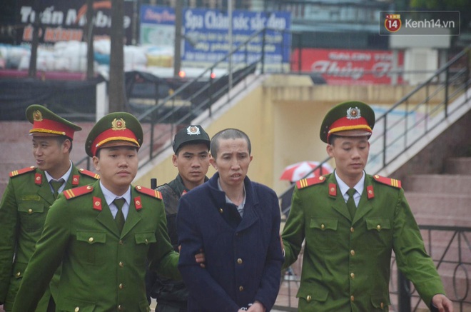 Ngày tuyên án vụ nữ sinh giao gà bị sát hại ở Điện Biên: Gia đình Duyên đeo khăn tang trắng, mang di ảnh đến toà - Ảnh 9. Ngày tuyên án vụ nữ sinh giao gà bị sát hại ở Điện Biên: Gia đình Duyên đeo khăn tang trắng, mang di ảnh đến toà - Ảnh 9.