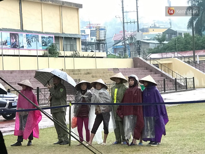 Ngày tuyên án vụ nữ sinh giao gà bị sát hại ở Điện Biên: Gia đình Duyên đeo khăn tang trắng, mang di ảnh đến toà - Ảnh 2. Ngày tuyên án vụ nữ sinh giao gà bị sát hại ở Điện Biên: Gia đình Duyên đeo khăn tang trắng, mang di ảnh đến toà - Ảnh 2.