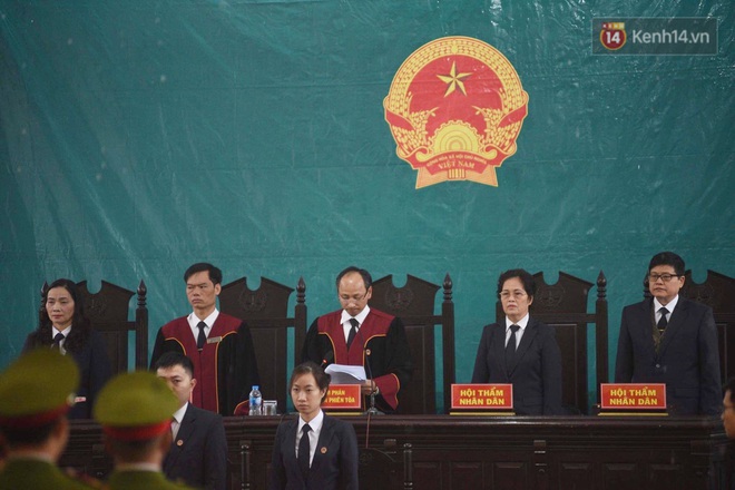 Ngày tuyên án vụ nữ sinh giao gà bị sát hại ở Điện Biên: Gia đình Duyên đeo khăn tang trắng, mang di ảnh đến toà - Ảnh 3. Ngày tuyên án vụ nữ sinh giao gà bị sát hại ở Điện Biên: Gia đình Duyên đeo khăn tang trắng, mang di ảnh đến toà - Ảnh 3.
