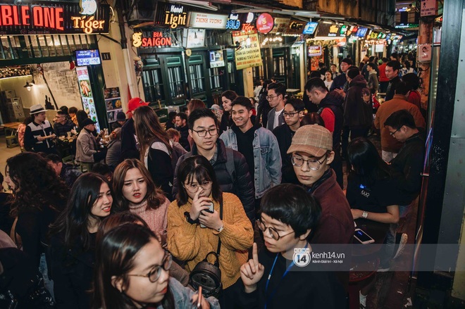 Hà Nội lạnh đến mấy giới trẻ cũng không ngại xếp hàng dài check-in, trọn vẹn một buổi tối “chill hết nấc WeYoung: /unmute/ thế mà! - Ảnh 3.