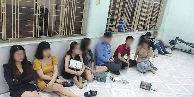 Đột kích quán karaoke ở Sài Gòn, phát hiện 100 nam nữ có biểu hiện phê ma tuý - Ảnh 1.