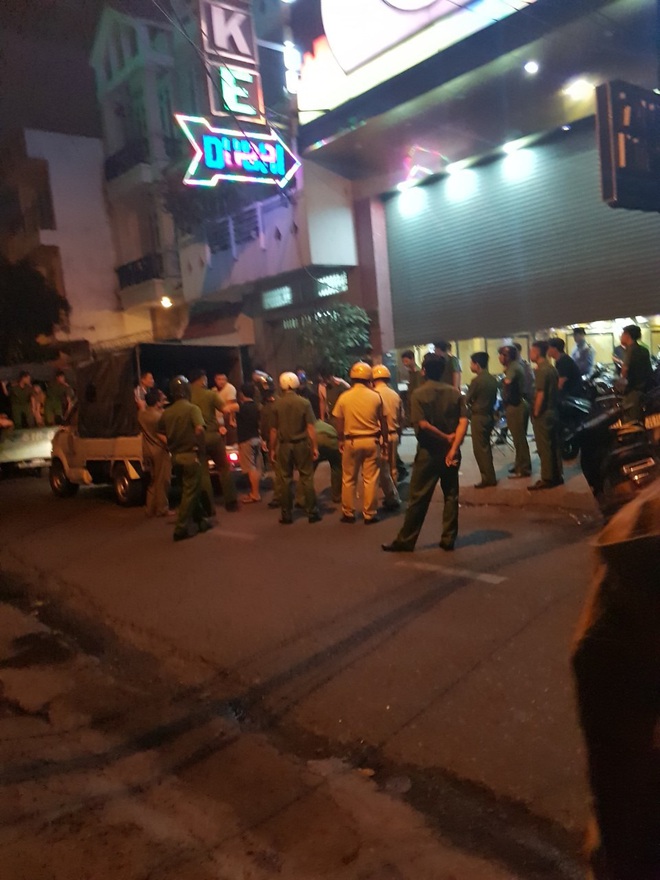 Đột kích quán karaoke ở Sài Gòn, phát hiện 100 nam nữ có biểu hiện phê ma tuý - Ảnh 2.
