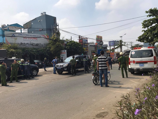 Vụ nổ súng khống chế thanh niên ngáo đá đánh vợ, con nhỏ ở Sài Gòn: 3 cảnh sát đặc nhiệm bị thương - Ảnh 2.