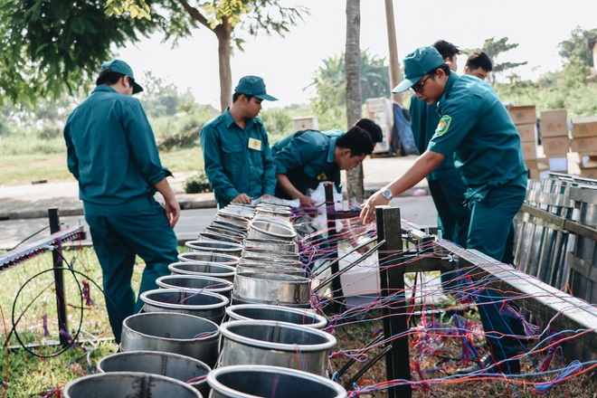 Ảnh: Cận cảnh trận địa pháo hoa trước thời khắc đón chào năm mới 2020 tại Sài Gòn - Ảnh 4.