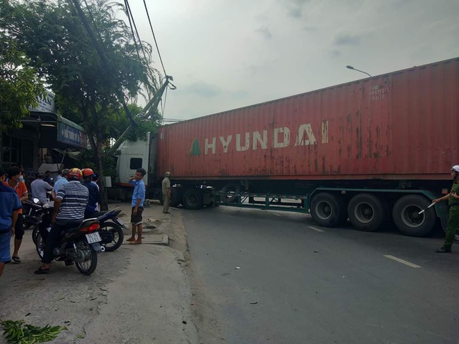 TP.HCM: Xe container tông sập nhà dân ven đường, chủ nhà hoảng hồn thoát chết trong gang tấc - Ảnh 1.