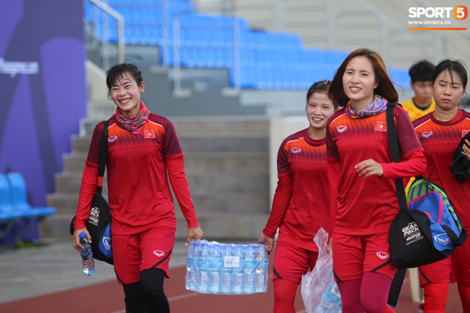 Tuyển nữ Việt Nam cười rạng rỡ trước ngày đấu chủ nhà Philippines tại bán kết SEA Games 30 - Ảnh 10.