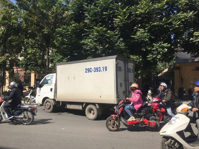 Hà Nội: Xe tải chở hàng va chạm với xe máy, hai người tử vong thương tâm - Ảnh 3.