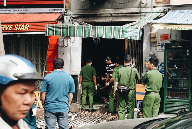 Người cha đứng lặng người trước hiện trường ngôi nhà cháy ở Sài Gòn khi biết 2 con gái và cháu 1 tuổi tử vong - Ảnh 4.