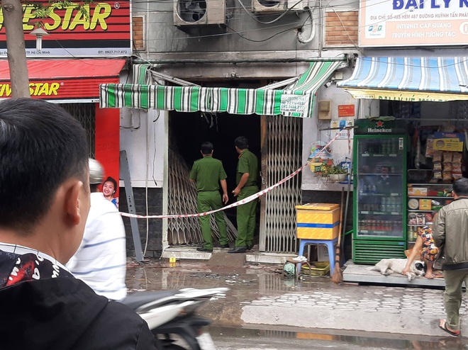 Vụ cháy khiến 3 người trong 1 gia đình tử vong ở Sài Gòn: Chúng tôi dùng mọi cách phá cửa nhưng bất thành, tiếng kêu cứu trong nhà lịm dần - Ảnh 2.