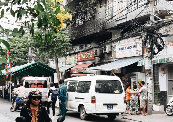 Người cha đứng lặng người trước hiện trường ngôi nhà cháy ở Sài Gòn khi biết 2 con gái và cháu 1 tuổi tử vong - Ảnh 11.