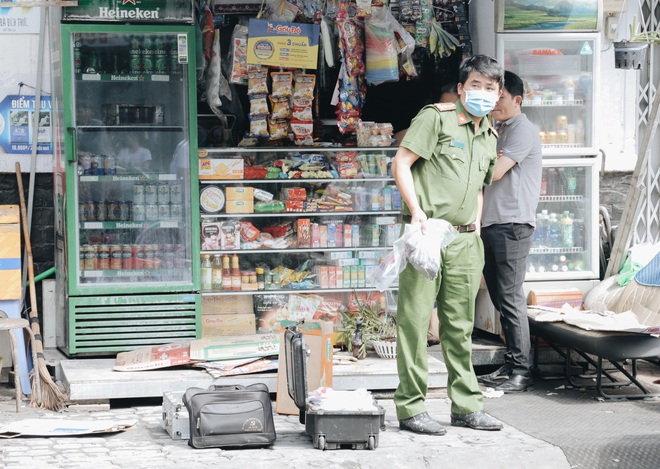 Người cha đứng lặng người trước hiện trường ngôi nhà cháy ở Sài Gòn khi biết 2 con gái và cháu 1 tuổi tử vong - Ảnh 8.