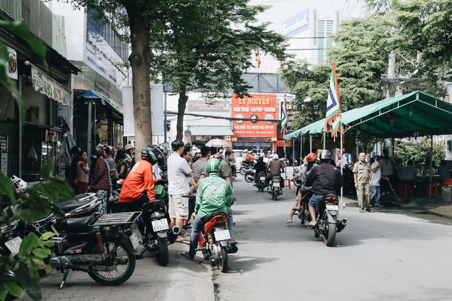 Người cha đứng lặng người trước hiện trường ngôi nhà cháy ở Sài Gòn khi biết 2 con gái và cháu 1 tuổi tử vong - Ảnh 2.