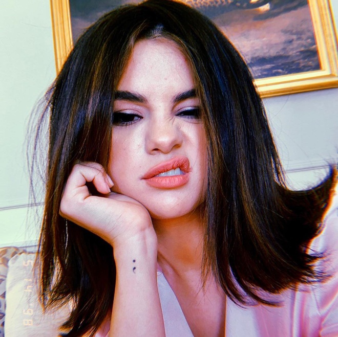 Selena Gomez có cả chục hình xăm nhỏ xíu xinh muốn xỉu, đảm bảo nàng nào sợ xăm trổ cũng muốn quất ít nhất một hình - Ảnh 4.