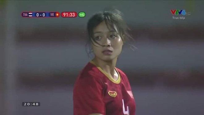 Nữ cầu thủ Hoàng Thị Loan: Vào sân từ băng ghế dự bị nhưng chiếm sạch spotlight, được cameraman ưu ái trong từng khung hình - Ảnh 5. Nữ cầu thủ Hoàng Thị Loan: Vào sân từ băng ghế dự bị nhưng chiếm sạch spotlight, được cameraman ưu ái trong từng khung hình - Ảnh 5.