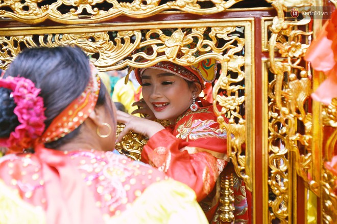 Hà Nội: “Tướng bà” 12 tuổi được ngồi trên kiệu, bảo vệ nghiêm ngặt tránh bị bắt cóc ở hội Gióng - Ảnh 10. Hà Nội: “Tướng bà” 12 tuổi được ngồi trên kiệu, bảo vệ nghiêm ngặt tránh bị bắt cóc ở hội Gióng - Ảnh 10.