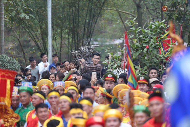 Hà Nội: “Tướng bà” 12 tuổi được ngồi trên kiệu, bảo vệ nghiêm ngặt tránh bị bắt cóc ở hội Gióng - Ảnh 2. Hà Nội: “Tướng bà” 12 tuổi được ngồi trên kiệu, bảo vệ nghiêm ngặt tránh bị bắt cóc ở hội Gióng - Ảnh 2.