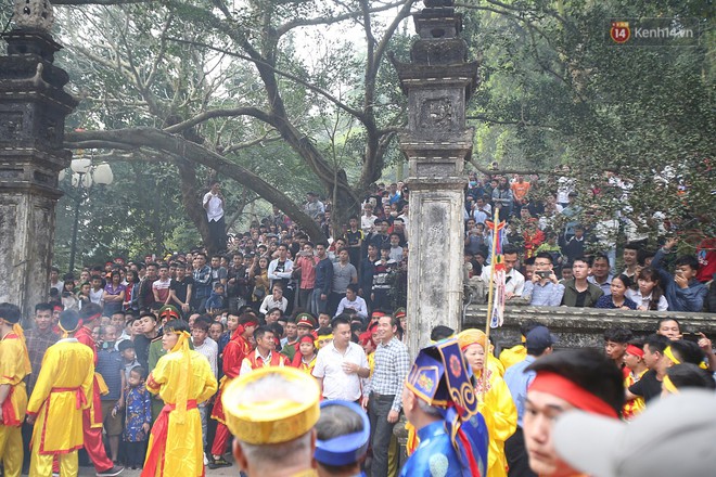 Hà Nội: “Tướng bà” 12 tuổi được ngồi trên kiệu, bảo vệ nghiêm ngặt tránh bị bắt cóc ở hội Gióng - Ảnh 1. Hà Nội: “Tướng bà” 12 tuổi được ngồi trên kiệu, bảo vệ nghiêm ngặt tránh bị bắt cóc ở hội Gióng - Ảnh 1.