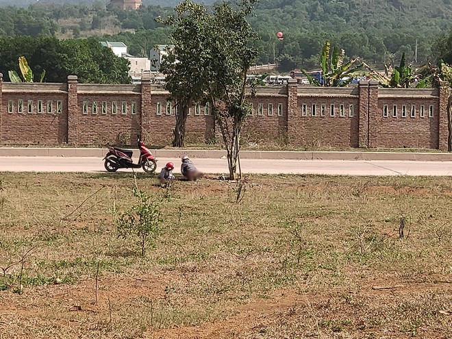 Hai cô gái vô tư tiểu bậy ở bãi đất trống giữa ban ngày, khiến cả gia đình đang ngồi ăn cơm phải đỏ mặt quay đi - Ảnh 2. Hai cô gái vô tư tiểu bậy ở bãi đất trống giữa ban ngày, khiến cả gia đình đang ngồi ăn cơm phải đỏ mặt quay đi - Ảnh 2.