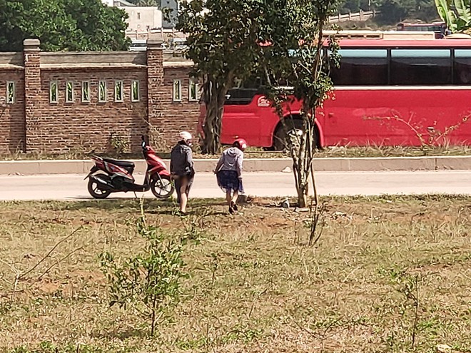Hai cô gái vô tư tiểu bậy ở bãi đất trống giữa ban ngày, khiến cả gia đình đang ngồi ăn cơm phải đỏ mặt quay đi - Ảnh 3. Hai cô gái vô tư tiểu bậy ở bãi đất trống giữa ban ngày, khiến cả gia đình đang ngồi ăn cơm phải đỏ mặt quay đi - Ảnh 3.