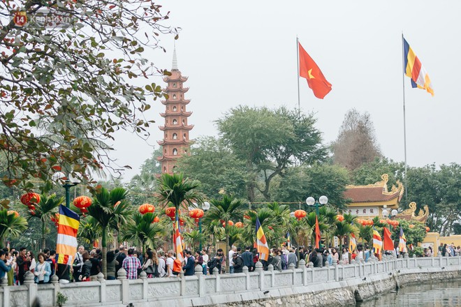 Ảnh, clip: Phủ Tây Hồ và chùa Trấn Quốc ken đặc người trong ngày đi làm đầu tiên của năm mới 2019 - Ảnh 15. Ảnh, clip: Phủ Tây Hồ và chùa Trấn Quốc ken đặc người trong ngày đi làm đầu tiên của năm mới 2019 - Ảnh 15.